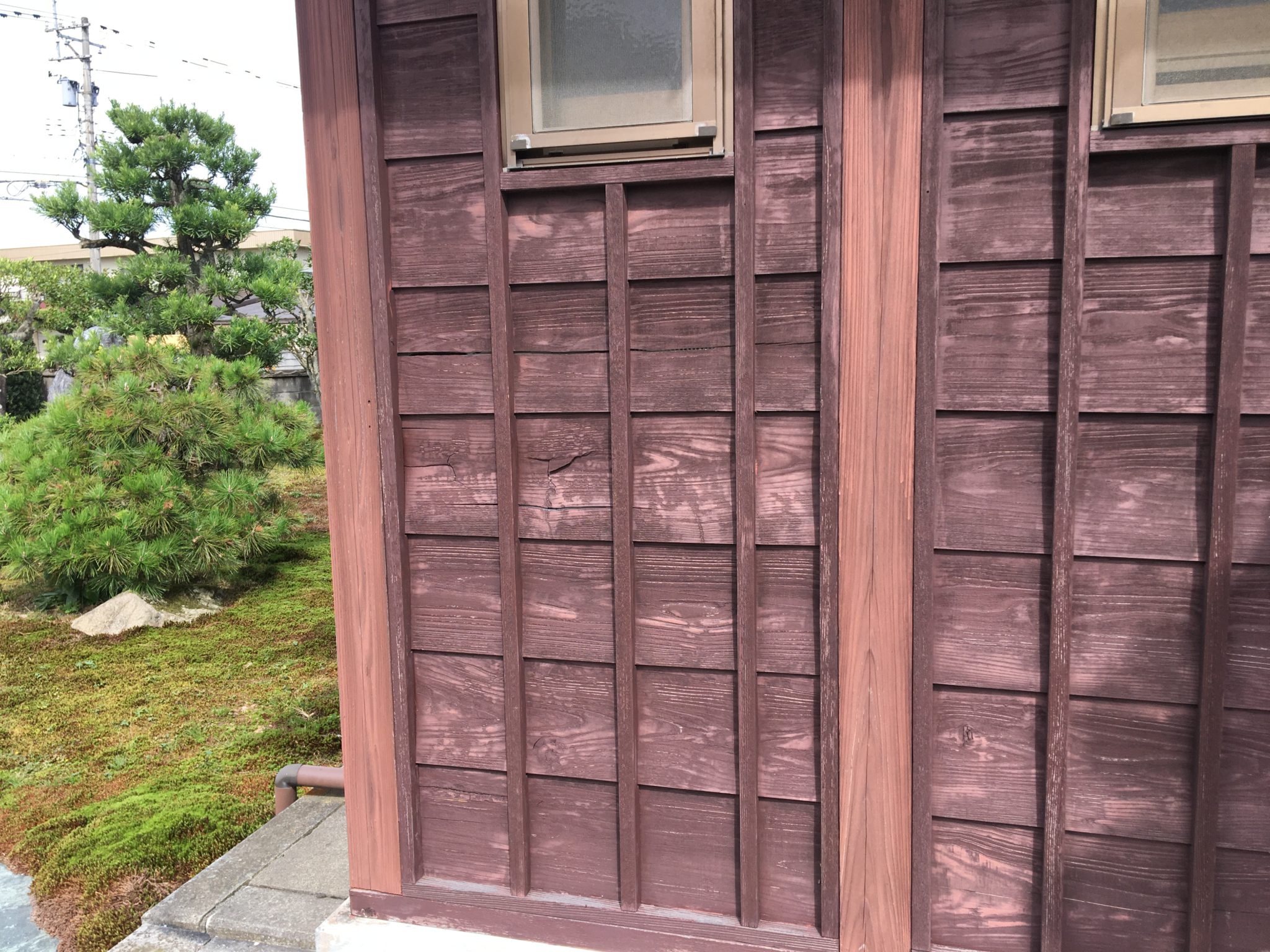 和風住宅の下見板と白壁をブラウンとホワイトで外壁塗装！ | リフォームパンセ